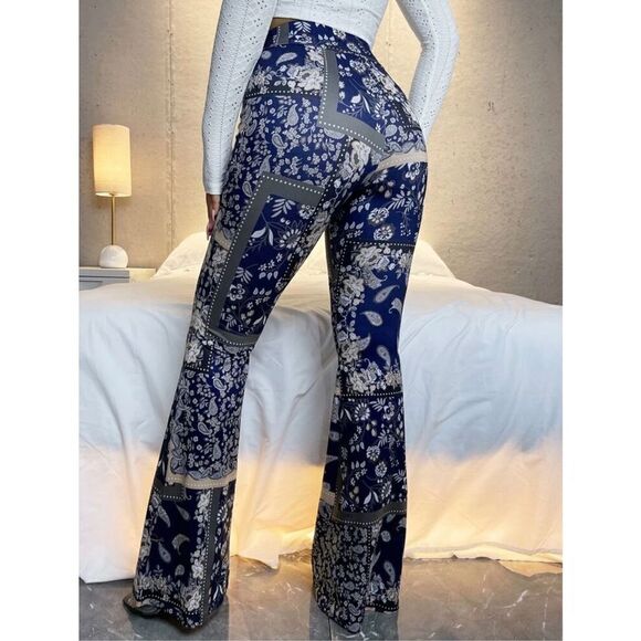 SHEIN SXY Scarf Print Flare Leg Pants Women’s Size 8-10 - Picture 2 of 3